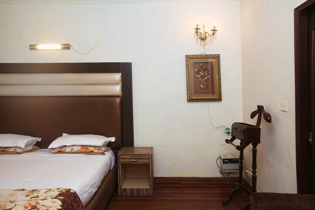 Oyo 358 Sarojini Nagar Hotel นิวเดลี ภายนอก รูปภาพ