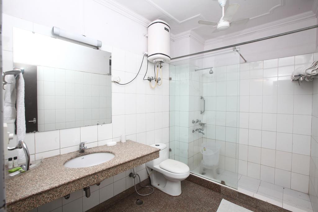 Oyo 358 Sarojini Nagar Hotel นิวเดลี ภายนอก รูปภาพ