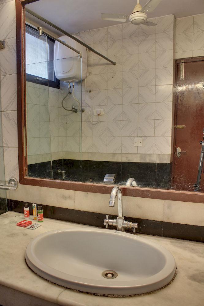 Oyo 358 Sarojini Nagar Hotel นิวเดลี ภายนอก รูปภาพ